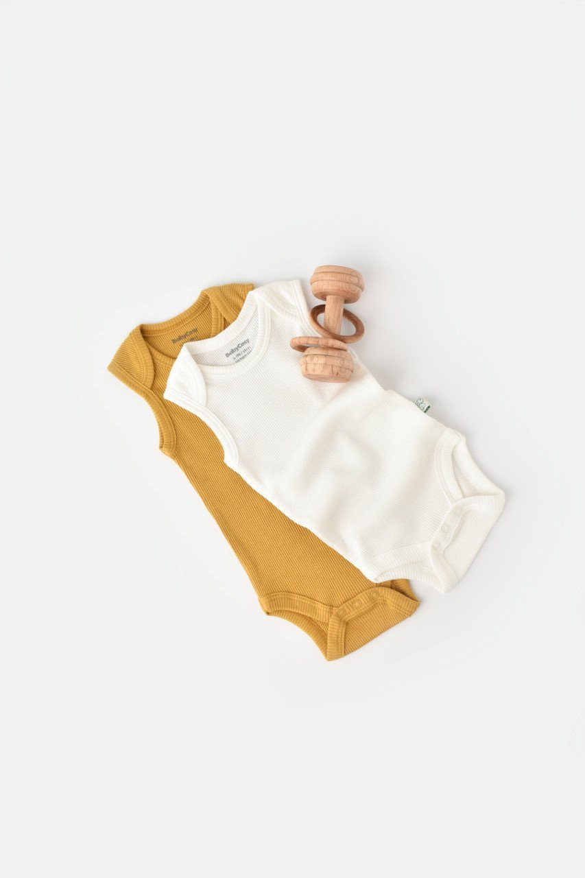 Set 2 body-uri fara maneci bebe unisex din bumbac organic si modal - Mustar/Ecru