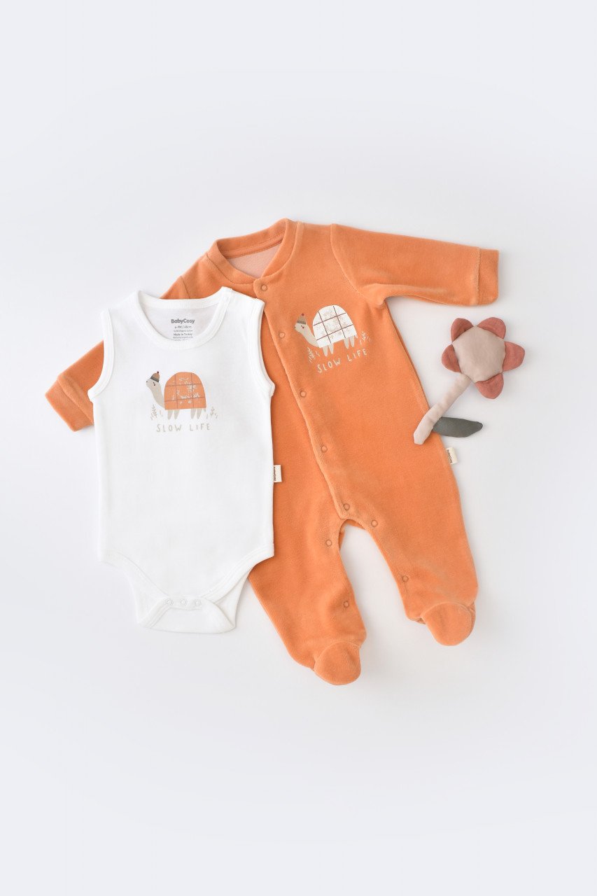 Set Broscuta cu salopeta si body din 80%bumbac organic si 20% poliester - Portocaliu