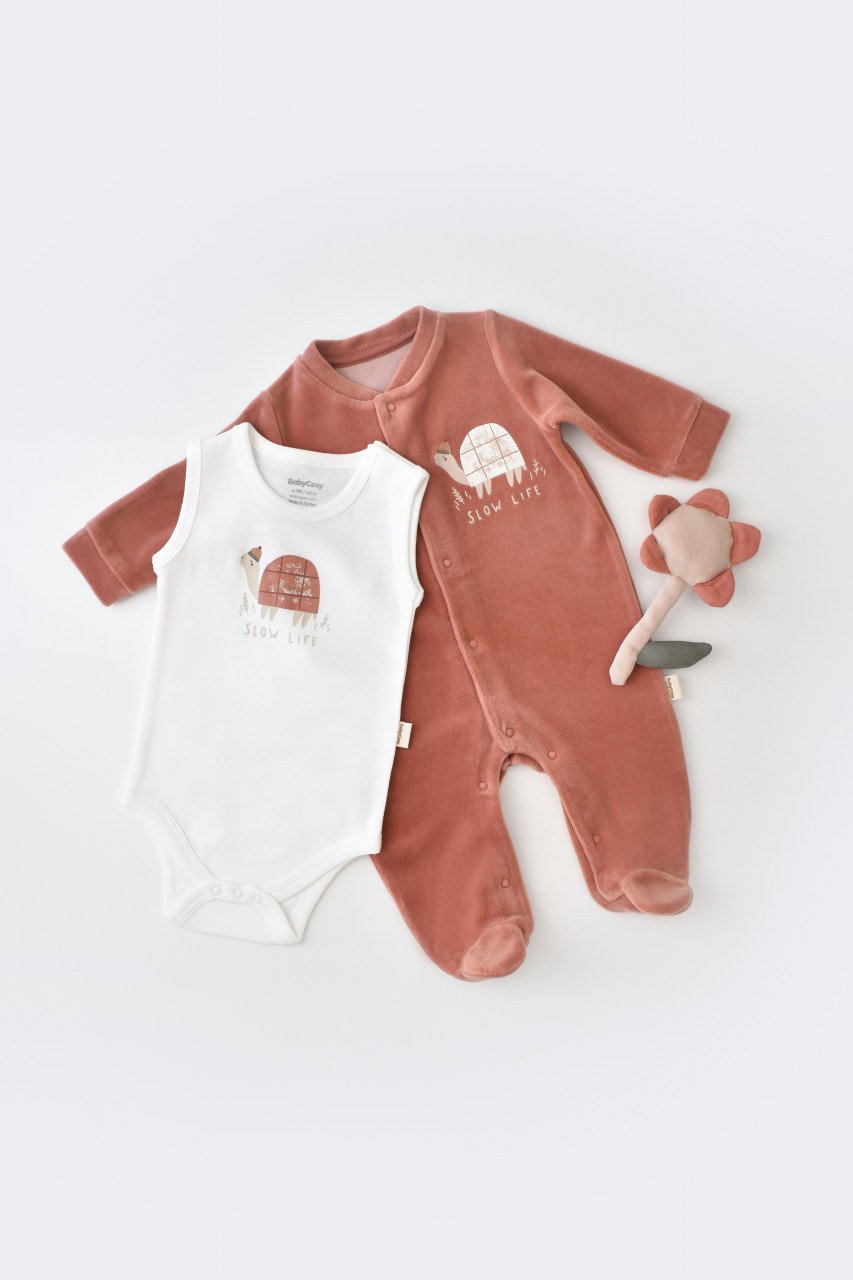 Set Broscuta cu salopeta si body din 80%bumbac organic si 20% poliester - Caramiziu