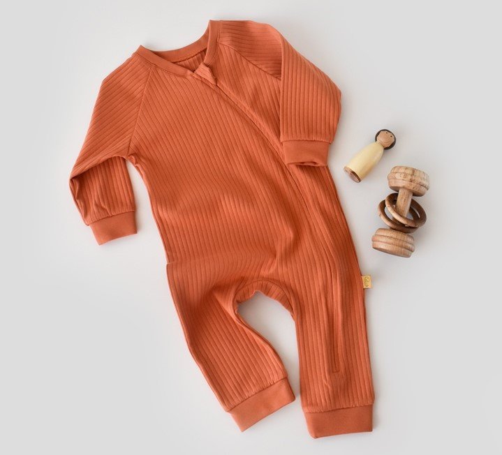 Salopeta cu fermoar cu maneca lunga si pantaloni lungi din 95%bumbac organic si 5% elastan - Portocaliu BabyCosy (Marime: 18-24 Luni)