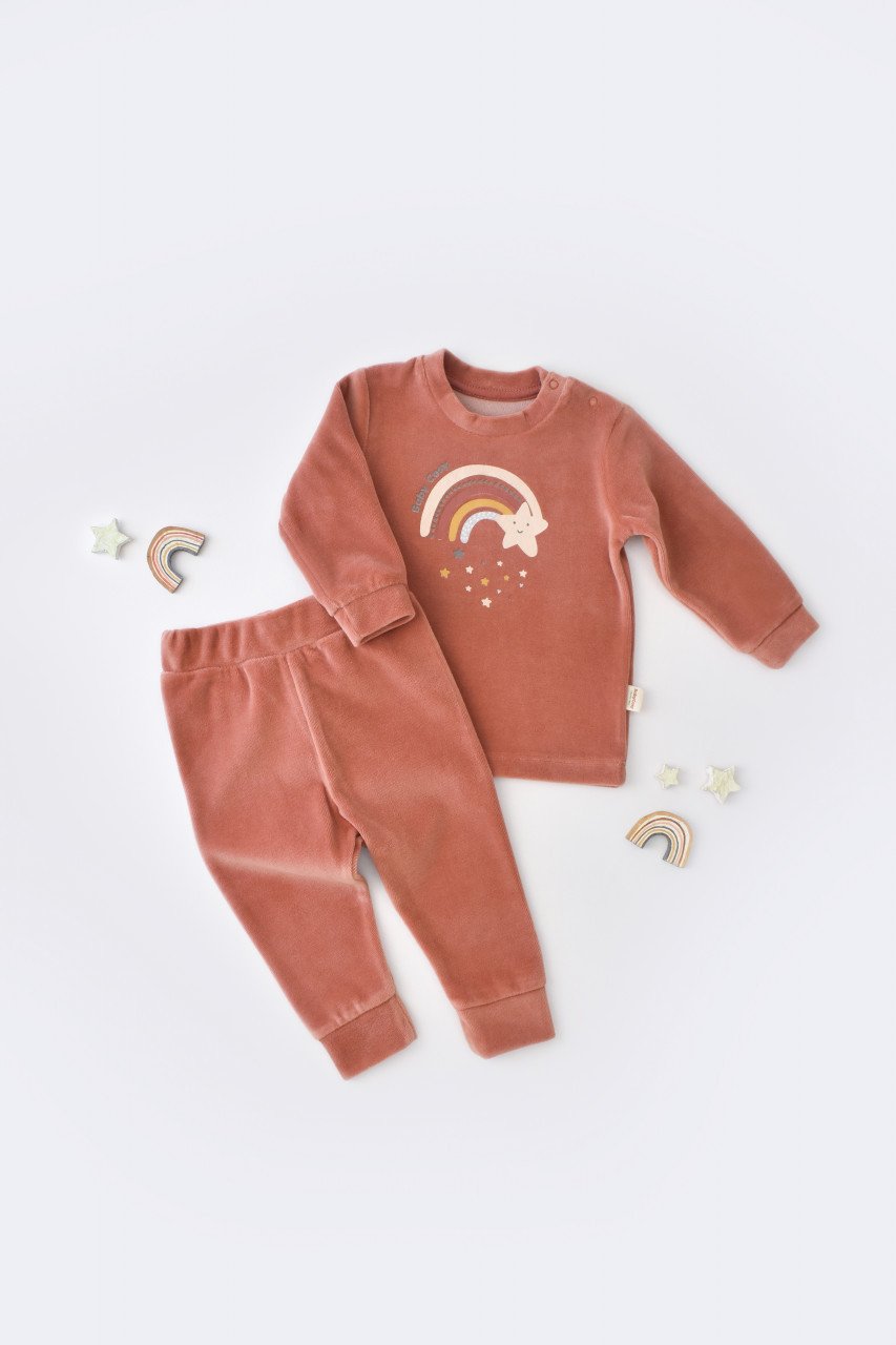 Set Curcubeu cu bluzita cu maneca lunga si pantaloni lungi din 80%bumbac organic si 20% poliester - Caramiziu